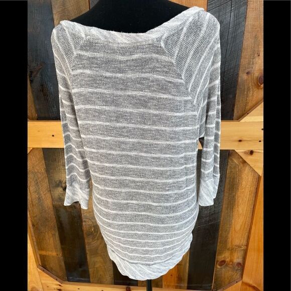 ROXY round neck knit gray and white striped top, 3/4 sleeves, size M. - Picture 6 of 7